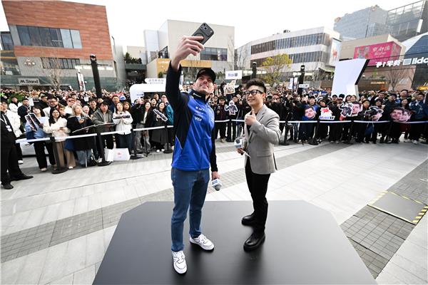 美孚1号™进阶混动润滑科技，维斯塔潘亲临助阵新品发布