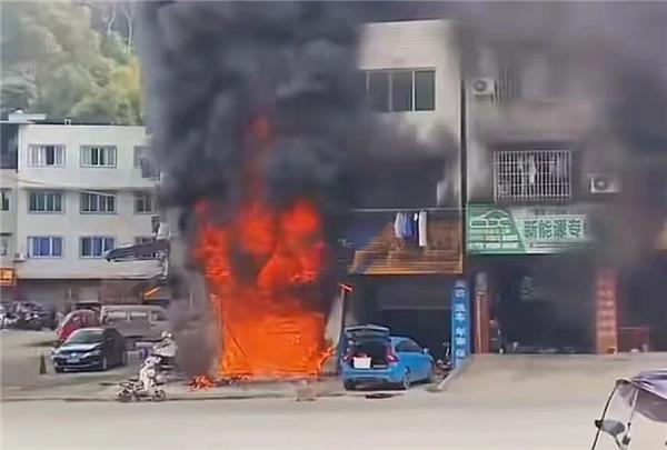 举升机一顶赔掉20万、换根线束烧光烤漆房…复盘这10个电车维修事故：修理厂赚得钱够赔吗？