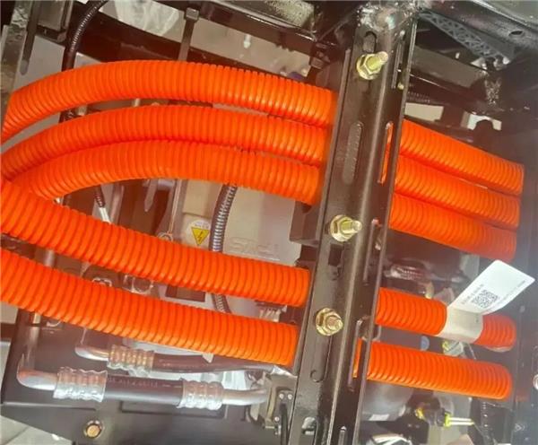 举升机一顶赔掉20万、换根线束烧光烤漆房…复盘这10个电车维修事故：修理厂赚得钱够赔吗？