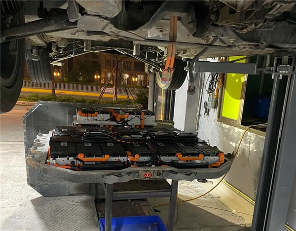 举升机一顶赔掉20万、换根线束烧光烤漆房…复盘这10个电车维修事故：修理厂赚得钱够赔吗？