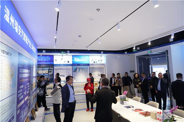 【聚焦】共谋“内外贸一体化”新局,这场战略研讨会在汽车城举办 【聚焦】共谋“内外贸一体化”新局,这场战略研讨会在汽车城举办