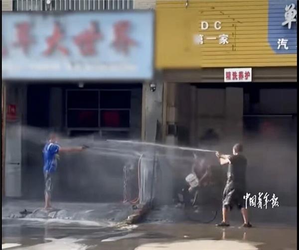 轮胎巨头甩卖核心业务；某4S集团通知7月经理级员工将不发工资；保时捷经销商称卖一辆亏七八万元丨AC早报