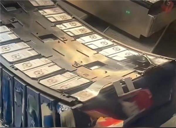 电池“爆雷”导致4S店售后被挤爆，这门难赚钱的生意还值得做吗？
